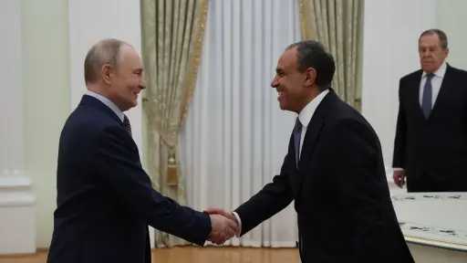 وزير الخارجية يسلم رسالة خطية من الرئيس السيسي لنظيره الروسي