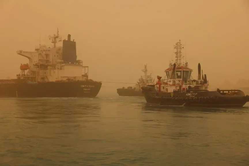 رئيس هيئة قناة السويس: قاطرات الإنقاذ البحري تتمكن من تعويم سفينة صب بعد جنوحها إثر عطل فني