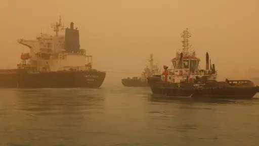 رئيس هيئة قناة السويس: قاطرات الإنقاذ البحري تتمكن من تعويم سفينة صب بعد جنوحها إثر عطل فني