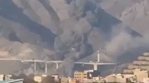 ترامب: أكبر جسر في إيران ينهار.. وحان الوقت لإبرام اتفاق