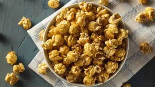 طريقة عمل الفشار بالكراميل