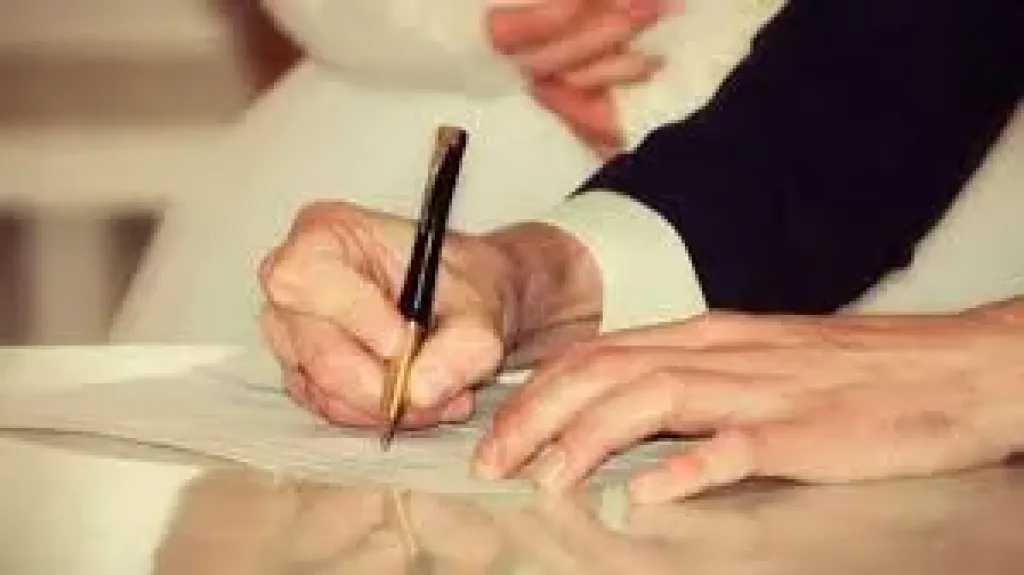 ما حكم زواج الرجل من أخت زوجته بعد وفاتها مباشرة؟