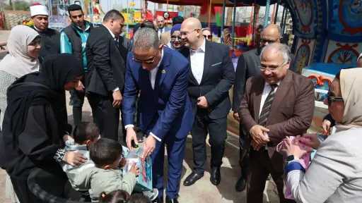 محافظ الجيزة يشارك أطفال الأيتام فرحتهم في احتفالات العيد القومي