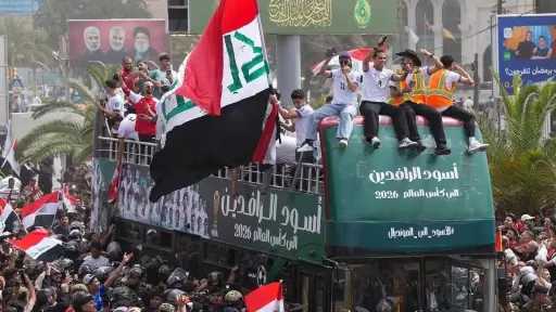 احتفال تاريخي في بغداد.. حافلة مكشوفة لنجوم العراق... احتفال تاريخي في بغداد.. حافلة مكشوفة لنجوم العراق وسط آلاف الجماهير بعد التأهل للمونديال
