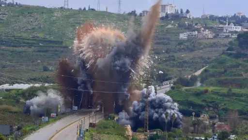 قصف جوي إسرائيلي يدمر جسرا بالكامل في لبنان