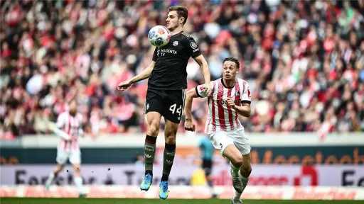 بايرن ميونخ يقلب الطاولة على فرايبورج بثلاثية قاتلة في الدوري الألماني