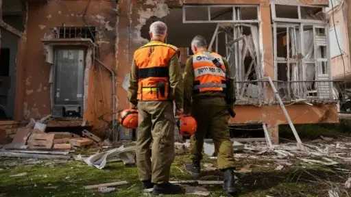 إعلام عبري : سقوط قنبلتين عنقوديتين من صـاروخ... إعلام عبري : سقوط قنبلتين عنقوديتين من صـاروخ إيراني قرب وزارة الدفاع الإسرائيلية بتل أبيب