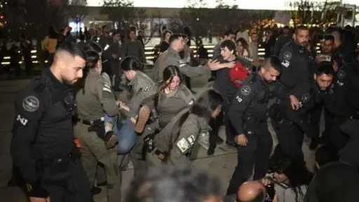 تظاهرات واسعة في إسرائيل ضد الحرب مع إيران... تظاهرات واسعة في إسرائيل ضد الحرب مع إيران وتقييد الحريات