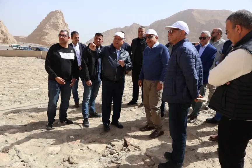 وزير النقل ووزير الكهرباء خلال الجولة