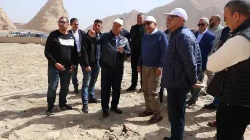 وزيرا الكهرباء والنقل يتفقدان منطقة جبل الجلالة لبدء... وزيرا الكهرباء والنقل يتفقدان منطقة جبل الجلالة لبدء إقامة عدد من مشروعات طاقة الرياح