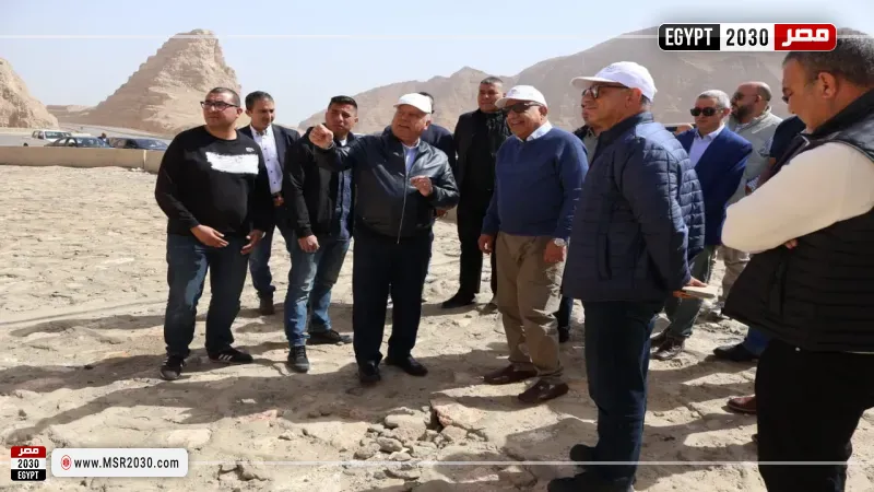 وزير النقل ووزير الكهرباء خلال الجولة