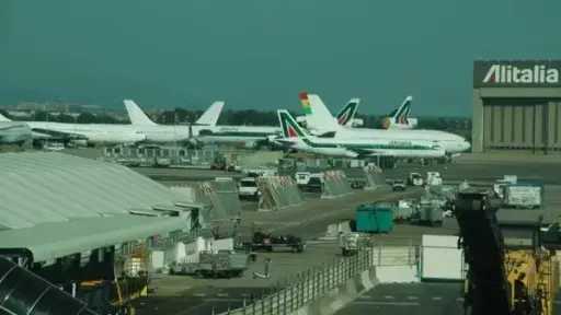 إيطاليا تفرض قيودا على التزود بالوقود في 4... إيطاليا تفرض قيودا على التزود بالوقود في 4 مطارات بسبب أزمة الطاقة