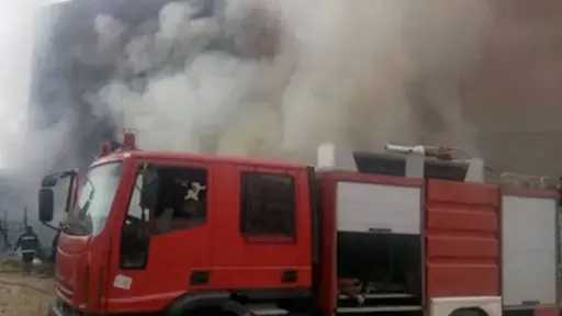 السيطرة على حريق هائل في ورشة سيارات بحدائق... السيطرة على حريق هائل في ورشة سيارات بحدائق القبة