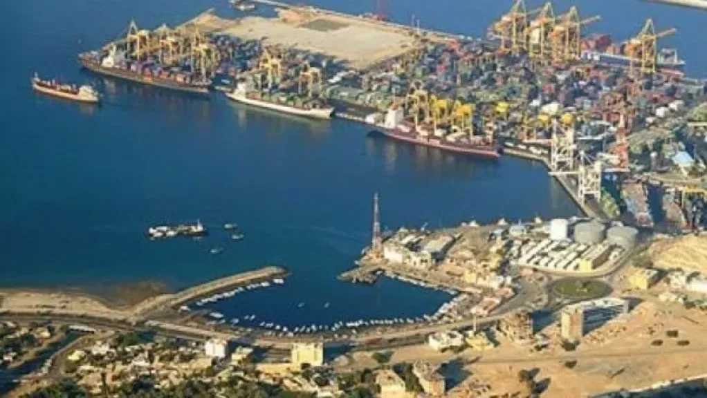 قصف متواصل.. ميناء خورفكان بالشارقة يتعرض للهجوم وتحرك عاجل من السلطات الإماراتية