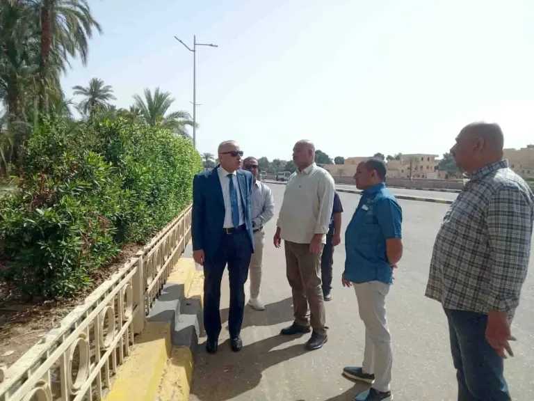 محافظ الأقصر يقود جولة ميدانية صباحية بشوارع المدينة ويوجه بإزالة الإشغالات وتحسين المظهر العام