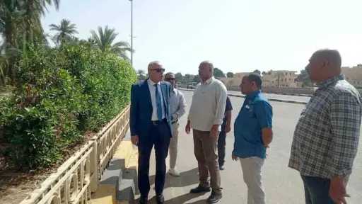 محافظ الأقصر يقود جولة ميدانية صباحية بشوارع المدينة ويوجه بإزالة الإشغالات وتحسين المظهر العام