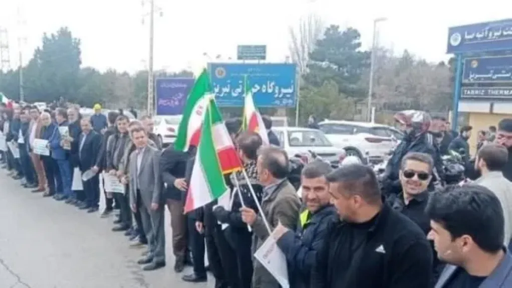 مئات الإيرانيين يشكلون سلسلة بشرية