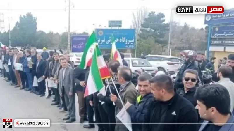 مئات الإيرانيين يشكلون سلسلة بشرية