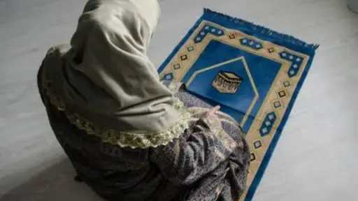 ما حكم صلاة المرأة أمام الرجال في مكان العمل؟ دار الإفتاء تجيب