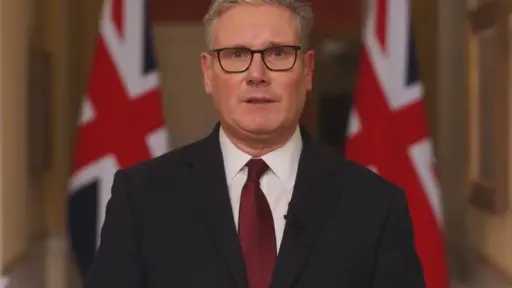 ستارمر يبحث في السعودية ضمان استمرار وقف إطلاق النار بين أمريكا وإيران وفتح مضيق هرمز