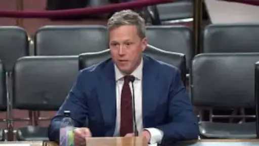 وزير الجيش الأمريكي يؤكد تمسكه بمنصبه وزير الجيش الأمريكي يؤكد تمسكه بمنصبه