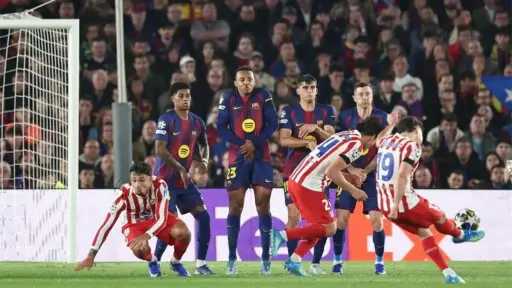 أزمة تحكيمية جديدة.. برشلونة يطالب يويفا بالتحقيق بعد الهزيمة