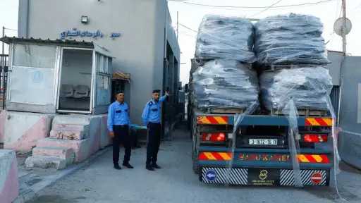 تواصل تدفق شحنات المساعدات الإغاثية عبر معبر كرم أبو سالم لدعم الأشقاء الفلسطينيين