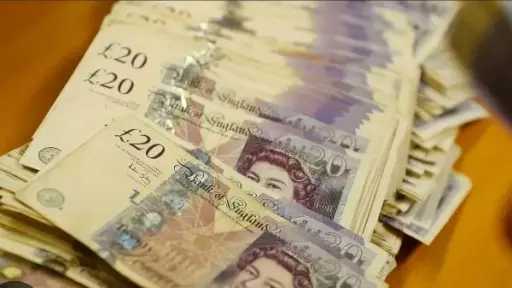 الجنيه الإسترليني يتراجع مع تجدد الطلب على الدولار وسط هشاشة وقف إطلاق النار