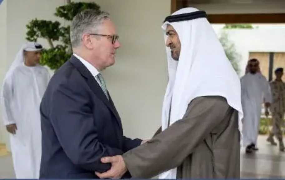 رئيس الإمارات وستارمر يبحثان تطورات المنطقة وتداعياتها الخطيرة على الأمن والاستقرار