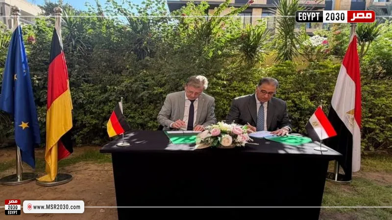 جانب من التوقيع 