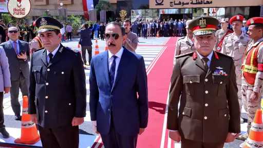 بمناسبة العيد القومي.. محافظ سوهاج يضع إكليل الزهور... بمناسبة العيد القومي.. محافظ سوهاج يضع إكليل الزهور على النصب التذكاري لشهداء المحافظة