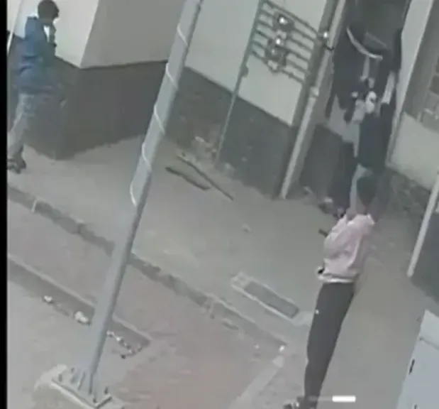 حقيقة فيديو تعدي صبية على ممتلكات المواطنين