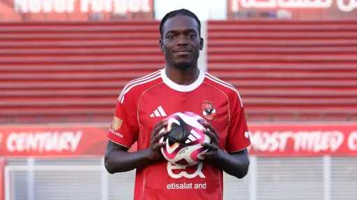 وكيل كامويش: اللاعب يستحق فرصة ولم يخطئ في توروب وهذا موقفه من الاستمرار في الأهلي