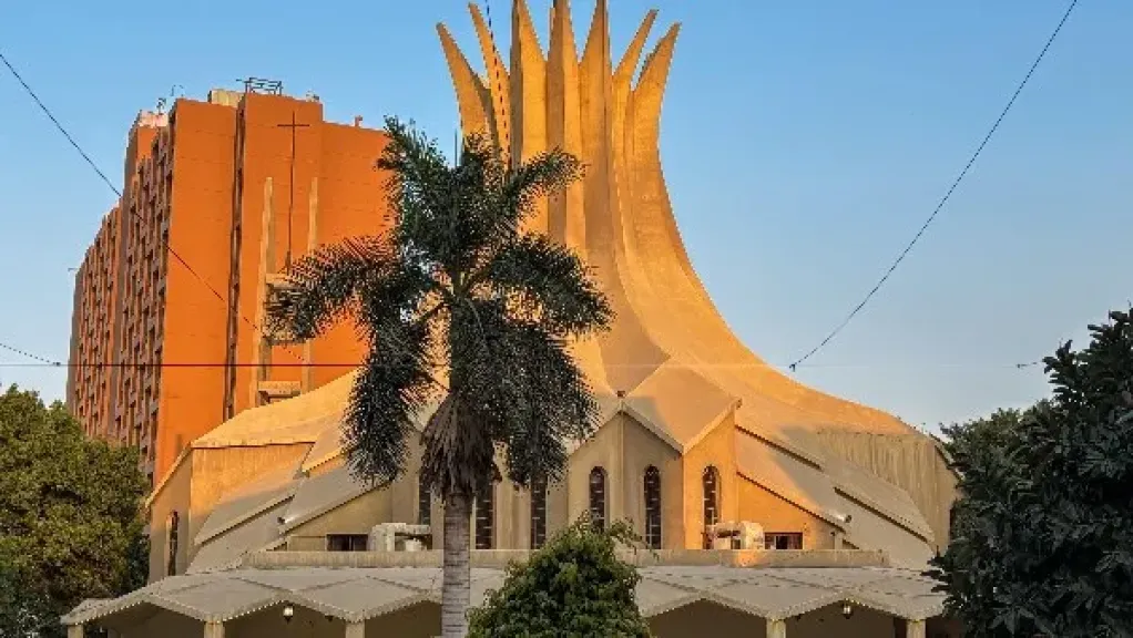 كاتدرائية جميع القديسين تتزين بالأضواء احتفالا بعيد القيامة المجيد