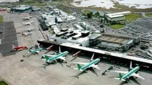 أيرلندا : إلقاء القبض على رجل بعد مهاجمته طائرة نقل عسكرية أمريكية بفأس