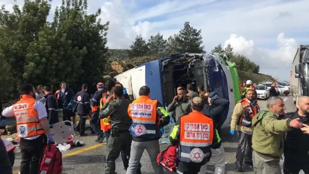 إصابة 20 إسرائيليا في انقلاب حافلة ركاب بمفترق بوليج