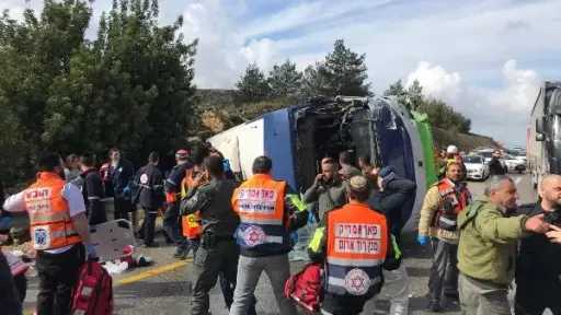 إصابة 20 إسرائيليا في انقلاب حافلة ركاب بمفترق بوليج