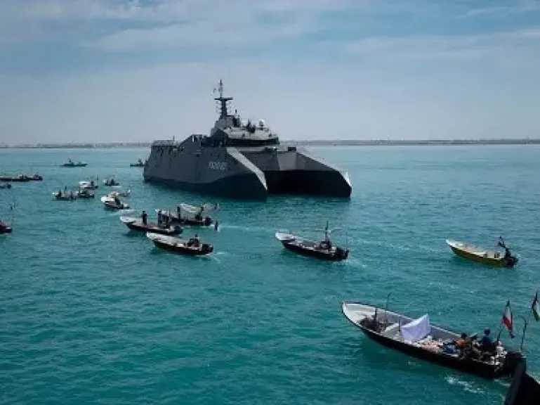 تضارب الروايات بشأن مضيق هرمز: واشنطن تعلن العبور لتطهير الألغام وطهران تؤكد إجبار مدمرة على التراجع