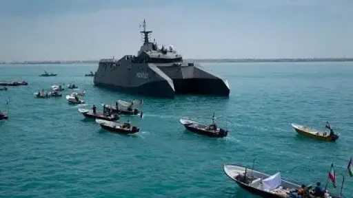 تضارب الروايات بشأن مضيق هرمز: واشنطن تعلن العبور لتطهير الألغام وطهران تؤكد إجبار مدمرة على التراجع