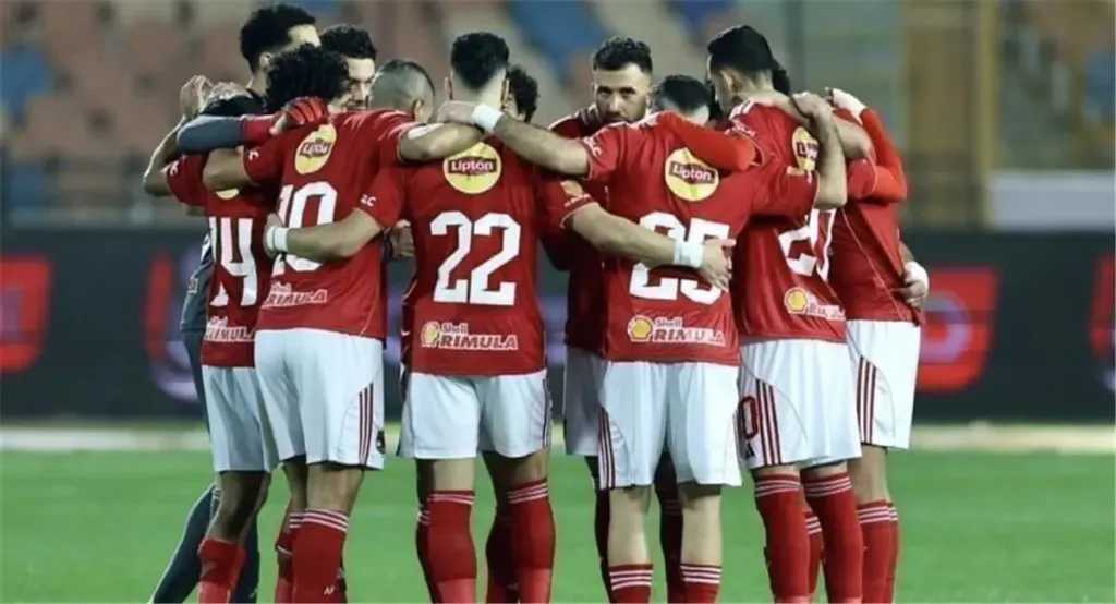 الأهلي يهزم سموحة بثنائية ويواصل مطاردة القمة