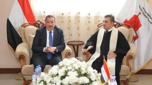 محافظ بورسعيد يزور ”الكنيسة الإنجيلية” ويشارك الإخوة الأقباط احتفالات عيد القيامة المجيد