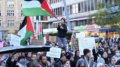 ألمانيا: مجموعة يسارية تنظم وقفة احتجاجية تضامنا مع فلسطين عند نصب تذكاري للهولوكوست