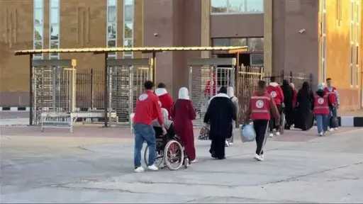 بين ألم الإصابة وحنين العودة.. مجموعة جديدة من... بين ألم الإصابة وحنين العودة.. مجموعة جديدة من جرحى غزة تغادر المستشفيات المصرية نحو القطاع