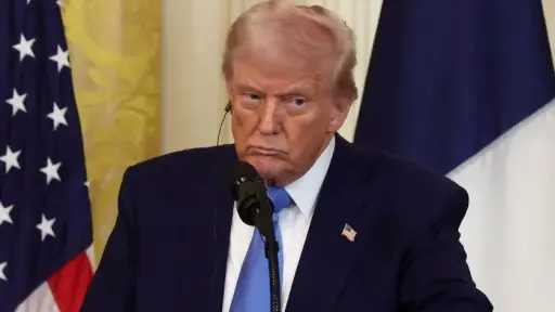 ترامب: أصدرت تعليمات للبحرية الأمريكية باعتراض أي سفينة في المياه الدولية دفعت رسوما لإيران