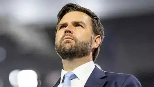 نائب الرئيس الأمريكي يتوقف في قاعدة رامشتاين بألمانيا خلال عودته من باكستان