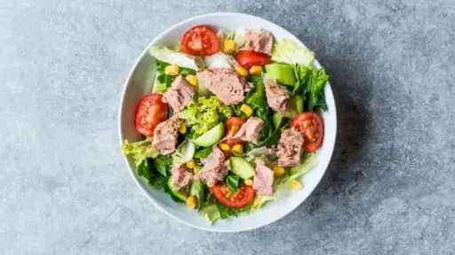 طريقة عمل سلطة التونة في المنزل طريقة عمل سلطة التونة في المنزل