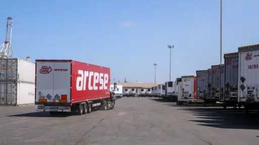 تواصل تدفق شحنات الترانزيت عبر خط “الرورو” بميناء... تواصل تدفق شحنات الترانزيت عبر خط “الرورو” بميناء دمياط في إطار الخدمة الجديدة المتجهة إلى دول الخليج