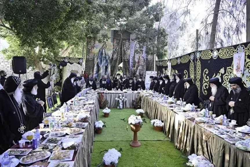 البابا تواضروس الثاني يلتقي أخبار الكنيسة على مائدة إفطار شم النسيم في دير السريان