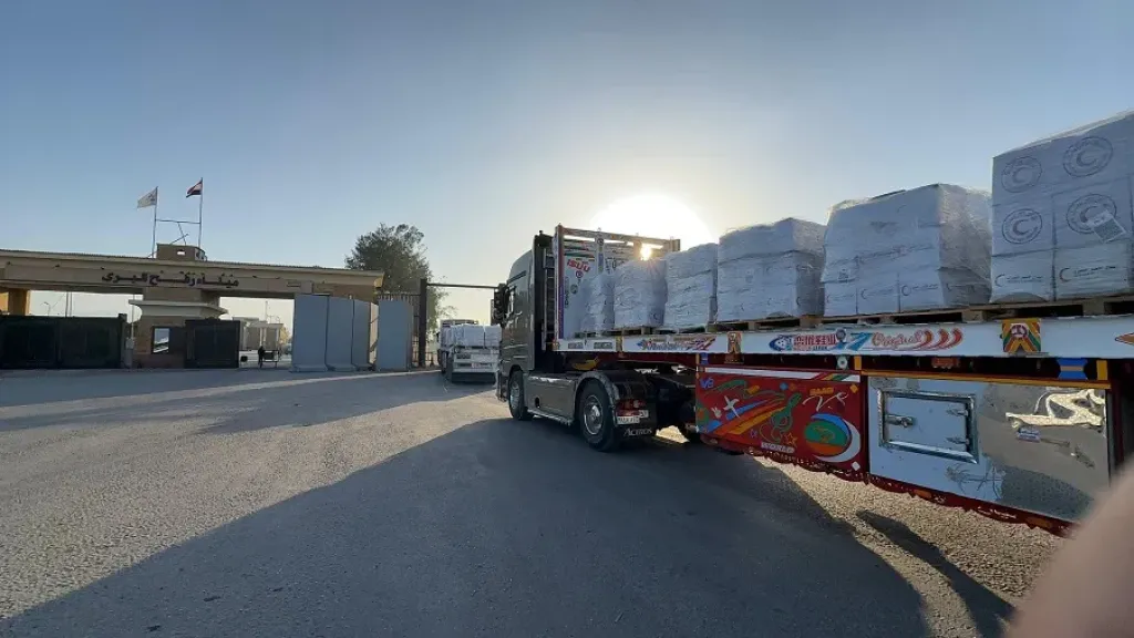 الهلال الأحمر يدفع بأكثر من 5060 طنا من المساعدات الإنسانية للأشقاء الفلسطينيين عبر قافلة زاد العزة الـ 175