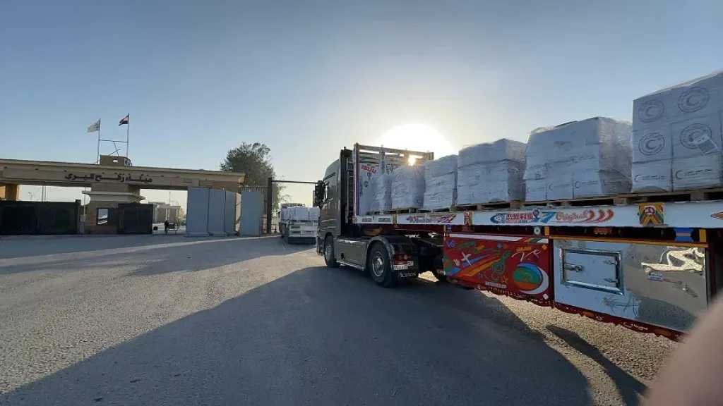 الهلال الأحمر يدفع بأكثر من 5060 طنا من المساعدات الإنسانية للأشقاء الفلسطينيين عبر قافلة زاد العزة الـ 175